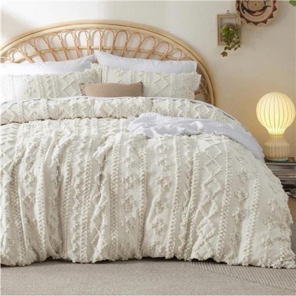 Like new Anthro Beige Boho Queen Size Tufted Fringe Bedding Duvet & Sham Set